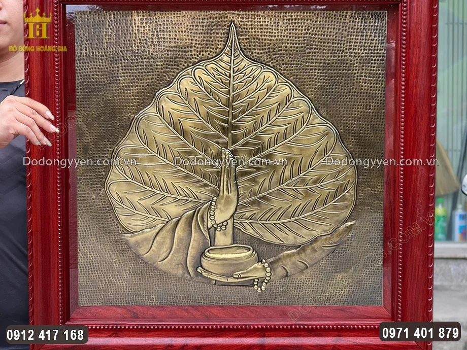 Tranh đồng l&aacute; bồ đề n&ecirc;n treo tr&ecirc;n cao, tại nơi nhiều &aacute;nh s&aacute;ng